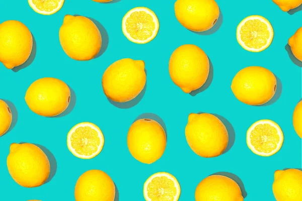 Mönster med citronfrukter. Tropisk abstrakt geometrisk balans citrus på grön mynta färg bakgrund. — Stockfoto