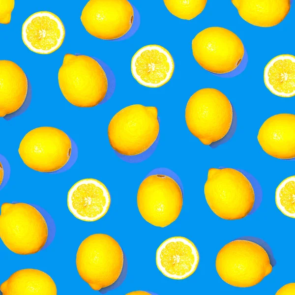 Mönster med citronfrukter. Tropisk abstrakt geometrisk balans citrus på klassisk blå färg bakgrund. — Stockfoto