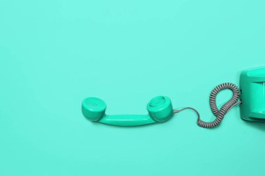 Nane yeşili arka planda eski moda bir cep telefonu..