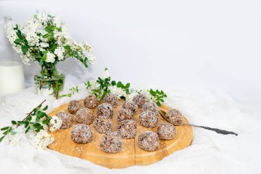 Protein fıstık ezmesi enerji ısırıkları veya enerji topları. 