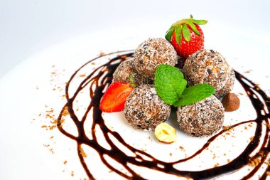 Enerji topları veya enerji topları yulaf, çikolata ve hindistan cevizi ile ısırır.