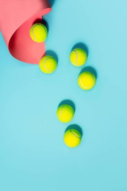 Tenis topları pembe kağıtta ve mavi tenis kortunda kapanıyor.. 
