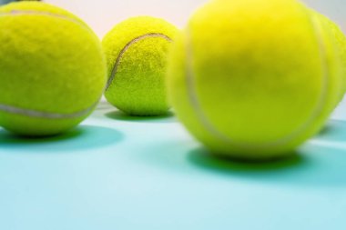 Tenis topları mavi sert tenis kortunda kapanıyor. Boşluğu kopyala.