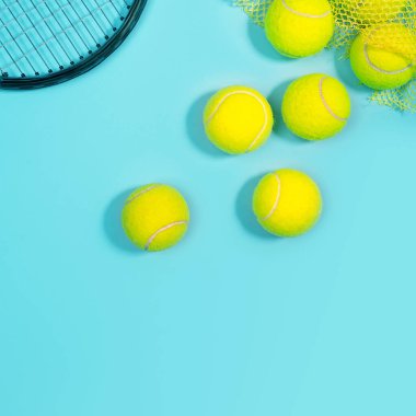 Tenis topları ve raket mavi tenis kortunu kapatın.. 