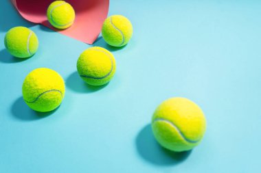 Tenis topları pembe kağıtta ve mavi tenis kortunda kapanıyor.. 