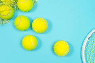 Tenis topları ve raket mavi tenis kortunu kapatın.. 