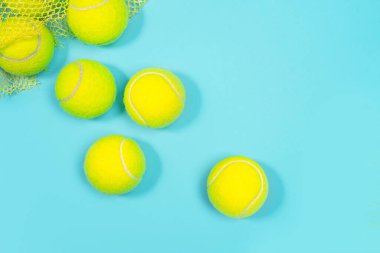 Tenis topları mavi tenis kortunda kapanıyor.. 