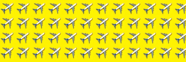 Vzor z modelového letadla na žlutém pozadí. — Stock fotografie