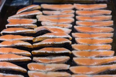 Alev üzerinde ızgara somon biftek