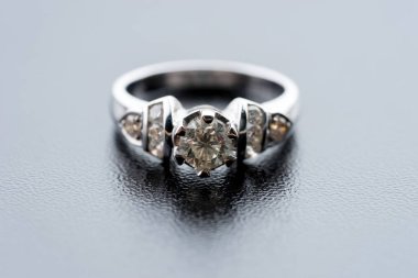 bir elmas yüzük siyah arka plan ile yakın çekim