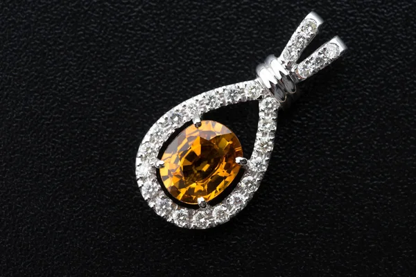 Topaz ve siyah arka plan üzerine gümüş elmas kolye