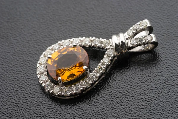 Topaz ve siyah arka plan üzerine gümüş elmas kolye