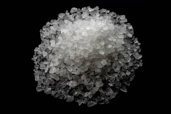 Λευκοί κρύσταλλοι θαλασσινό αλάτι σε μαύρο φόντο, το top view — Φωτογραφία Αρχείου