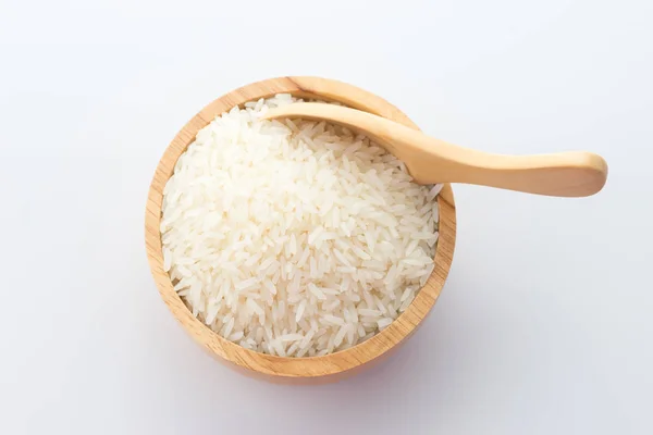 Tazón de madera de grano de arroz de jazmín sobre fondo blanco Imagen De Stock