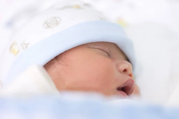 yatakta bir güzel uyuyan Asya bebek portresi kapatın