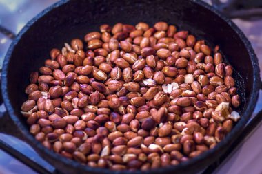 Kızartma tavasında kızarmamış fıstık.
