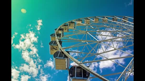 Ferris Wiel Het Park Een Blauwe Lucht Achtergrond — Stockvideo