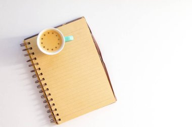 Yıldızlı sıcak kahve ve kapuçino latte sanatının en üst görüntüsü. 