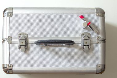 Beyaz arkaplanda ruj ve metal kutu