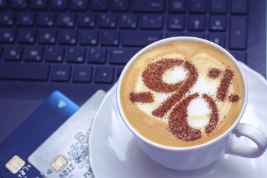 Sıcak kapuçino kahvesi ve beyaz fincanda satılık latte sanatı.