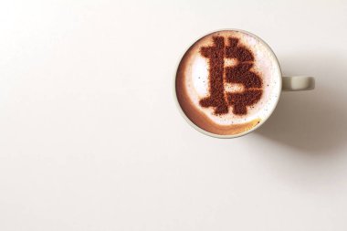 Sıcak kahve latte cappucino Kupası beyaz arka plan üzerinde kırpma yolu dahil izole uçan daire ile üstten görünüm.