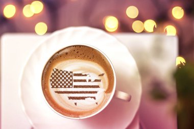 Amerika Birleşik Devletleri bayrağı kapuçino kahve fincanının üzerinde bölgesel sınırlar şeklinde.
