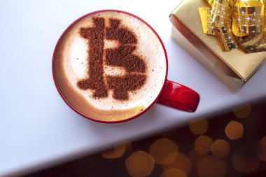 Noel hediyeleri hazırladıktan sonra kadın kahve içer