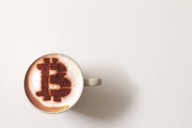 Sıcak kahve latte cappucino Kupası beyaz arka plan üzerinde kırpma yolu dahil izole uçan daire ile üstten görünüm.