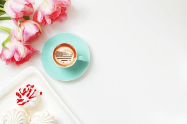 kapuçino masanın üzerine seramik bir fincan kahve bir fincan