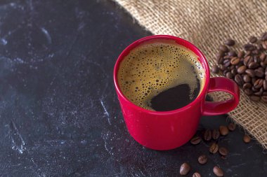 Siyah arka planda bir fincan sıcak çay.