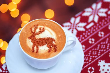 Seramik bardakta sıcak kahve kapuçino latte sanatının en üst görüntüsü.