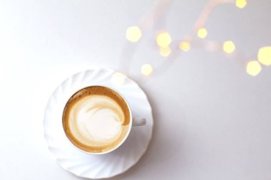 kapuçino masanın üzerine seramik bir fincan kahve bir fincan