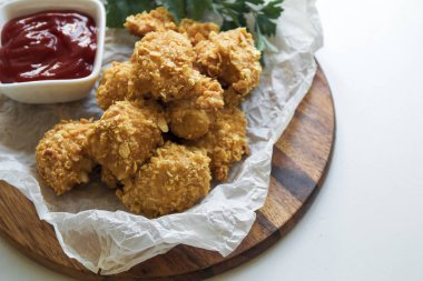 Soslu ve sebzeli kızarmış tavuk.