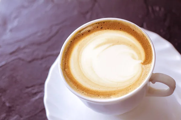 Una Taza Café Capuchino Una Taza Cerámica Sobre Mesa —  Fotos de Stock