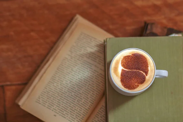 Taza Café Con Leche Capuchino Con Libro Cafetería — Foto de Stock