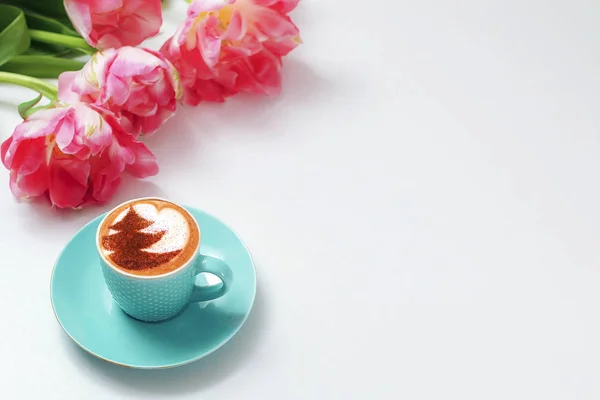 Egy Pohár Asztalon Egy Kerámia Csésze Kávéfőző Cappuccino — Stock Fotó