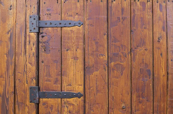 Старые Массивные Петли Коричневой Деревянной Двери — стоковое фото