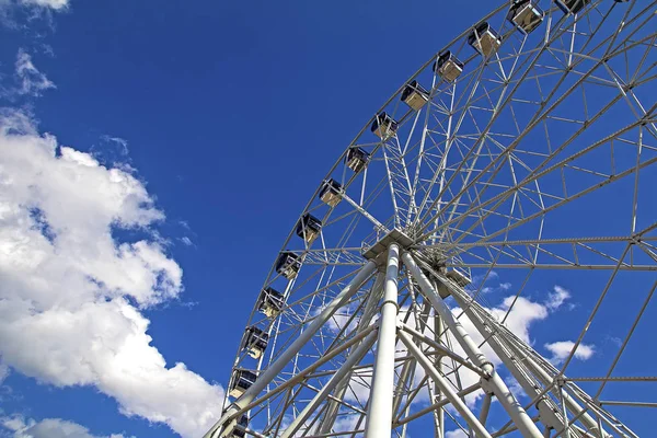 Grande Roue Dans Parc Sur Fond Bleu Ciel — Photo