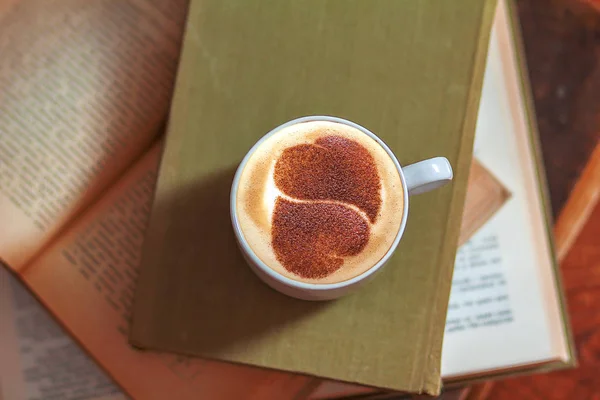 Tasse Latte Oder Cappuccino Mit Buch Café — Stockfoto