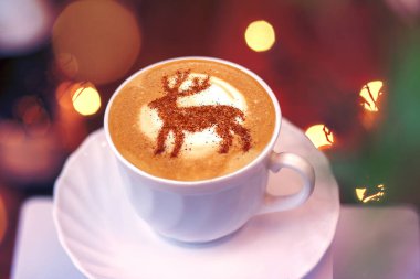 Seramik bardakta sıcak kahve kapuçino latte sanatının en üst görüntüsü.