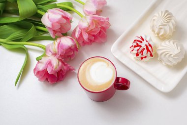  Sıcak kahve cappuccino ile latte romantik kalp sanatı. Pembe laleler