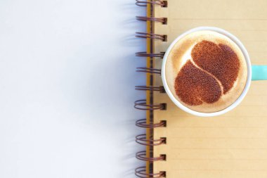  Sıcak kahve kapuçino, iki kalpli latte sanatı.