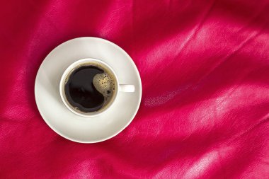 Kırmızı arkaplanda fincan.