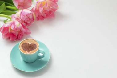  Sıcak kahve cappuccino ile latte romantik kalp sanatı. Pembe laleler