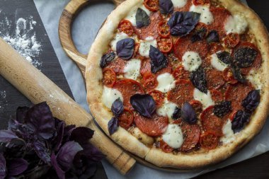 Böğürtlenli ve peynirli ev yapımı pizza