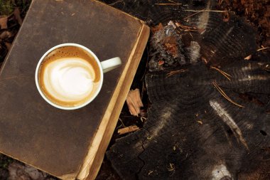 Cappuccino kahvesi yerde.