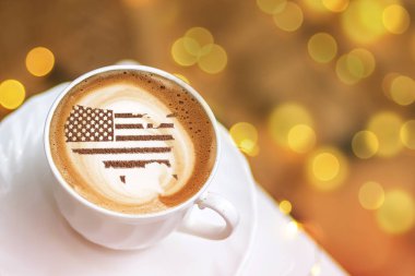 Amerika Birleşik Devletleri bayrağı kapuçino kahve fincanının üzerinde bölgesel sınırlar şeklinde.