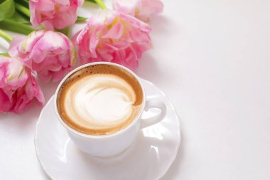 kapuçino masanın üzerine seramik bir fincan kahve bir fincan