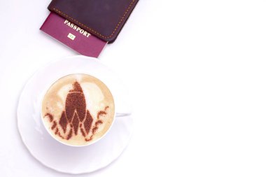 Beyaz fincanda uzay gemisi latte sanatıyla kapuçino kahvesi.