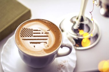 Amerika Birleşik Devletleri bayrağı kapuçino kahve fincanının üzerinde bölgesel sınırlar şeklinde.
